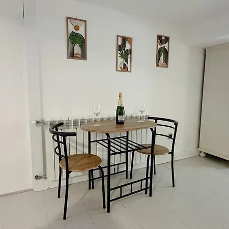 Sunny With Pool Access - & 5 Min Appartement